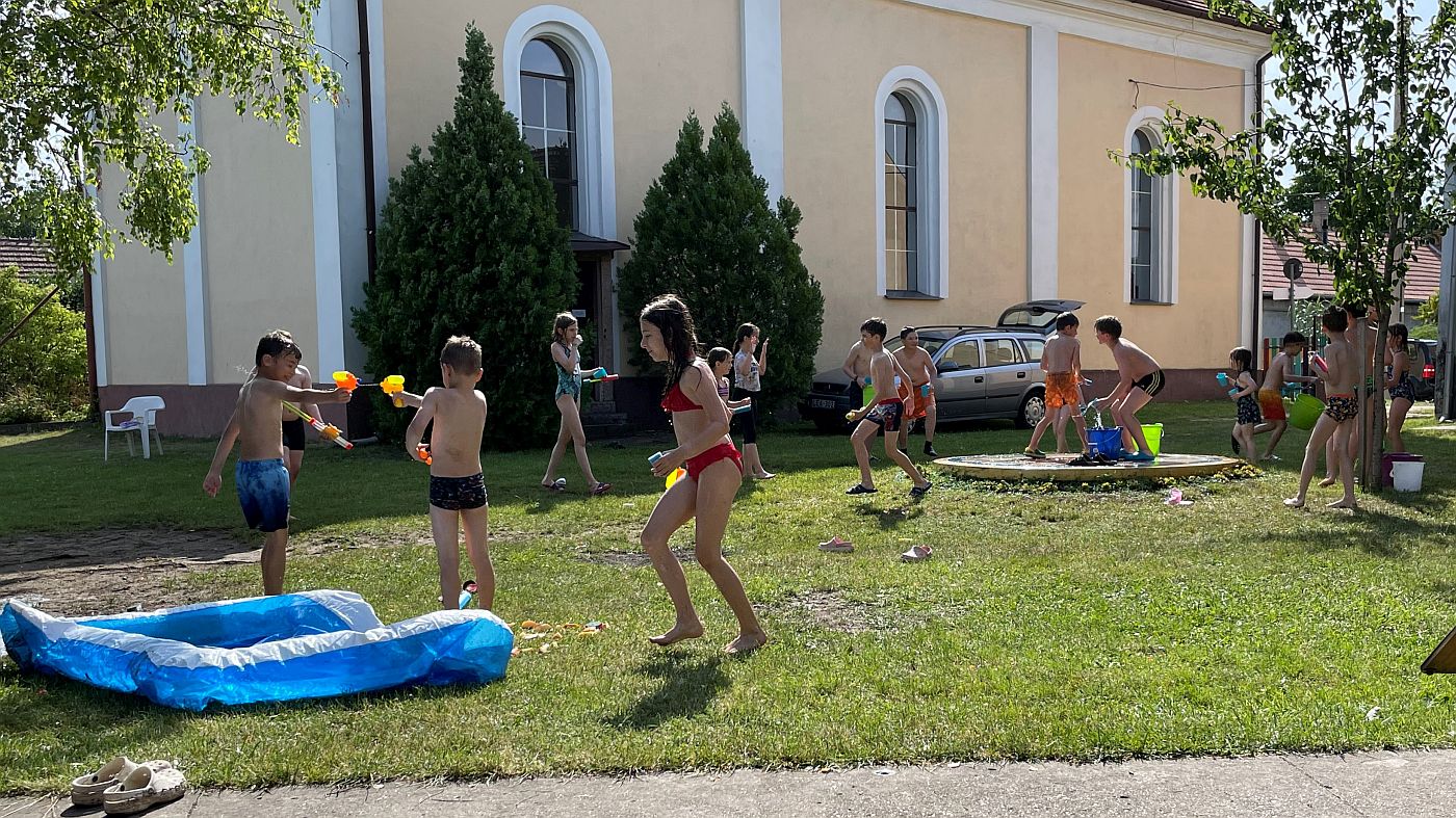 gyerekek a csákvári evangélikus templom kertjében