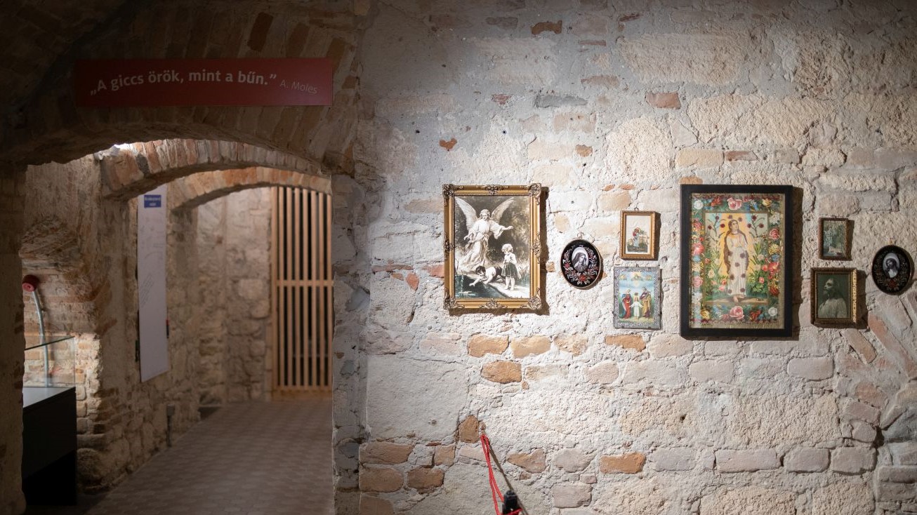 kiállítás a vallási giccsről az Evangélikus Országos Múzeumban