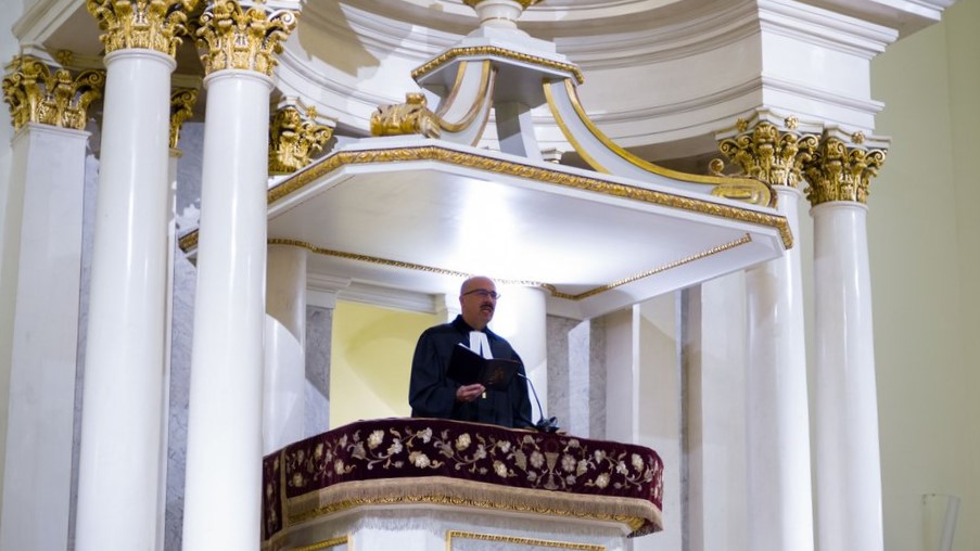 Kondor Péter püspök hirdeti Isten igéjét