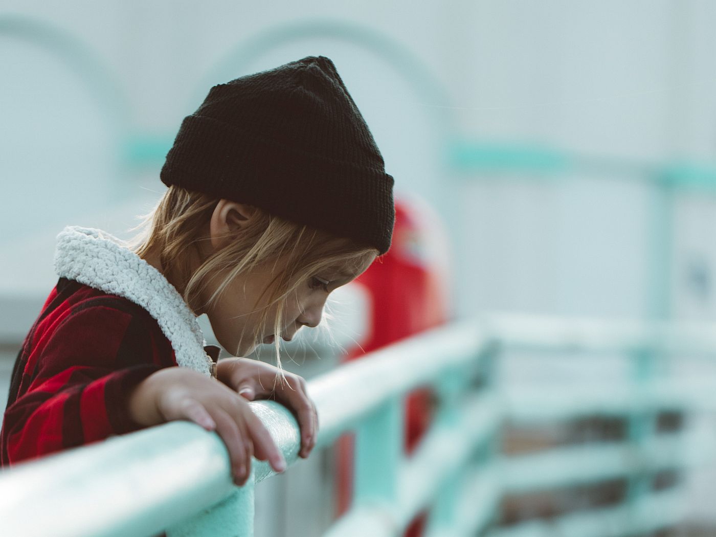 korlát mellől lefelé néző gyerek