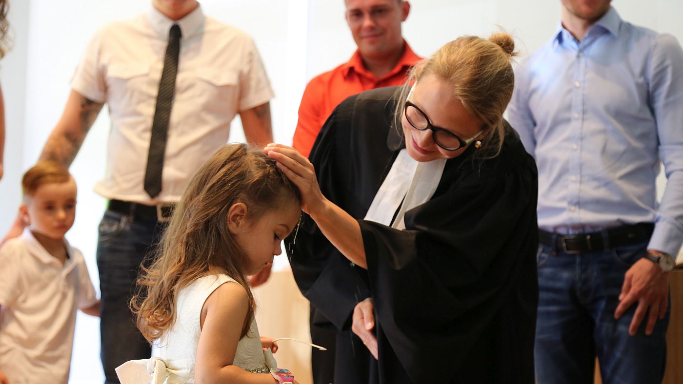 női lelkész keresztel