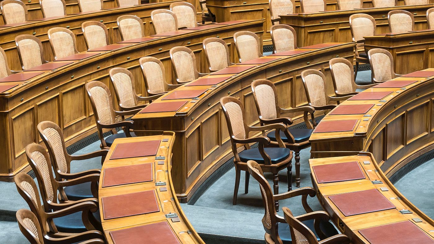 üres parlamenti székek