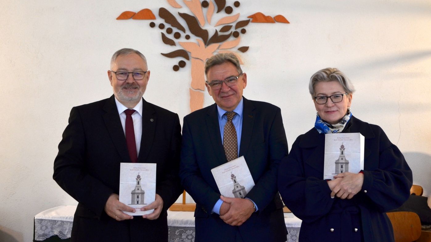 könyvbemutató Lajoskomáromban