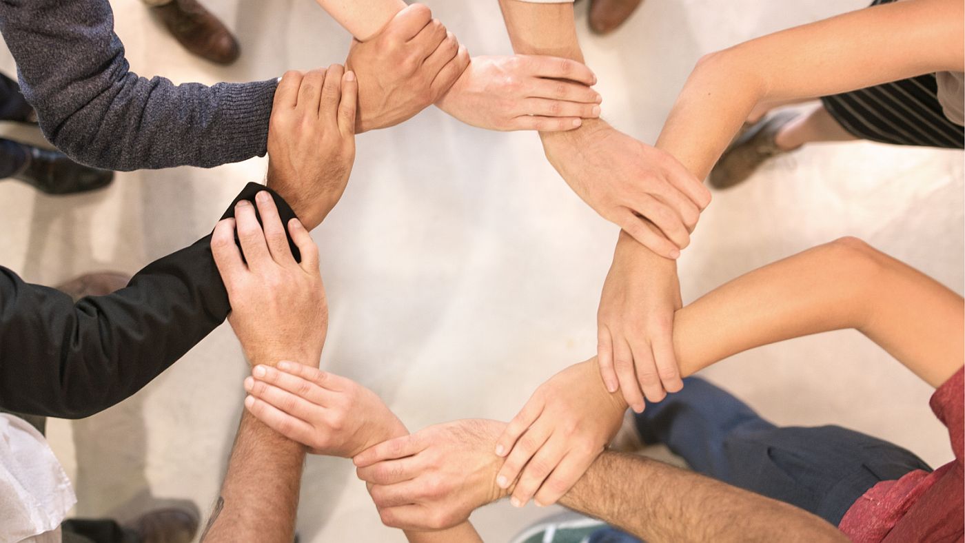 összekapaszkodó emberek közössége