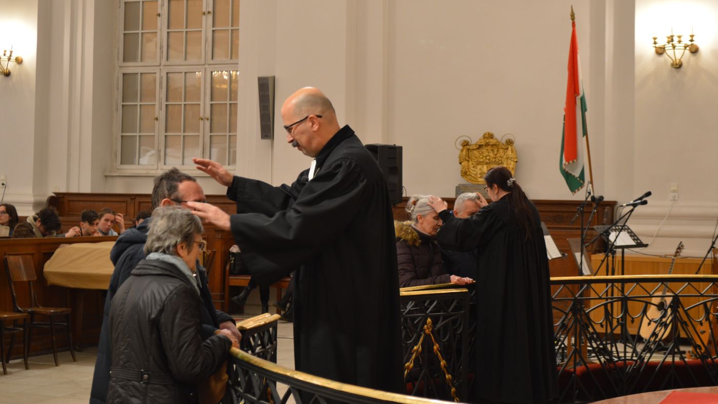 házaspárok megáldása a Bálint-napi zenés istentiszteleten