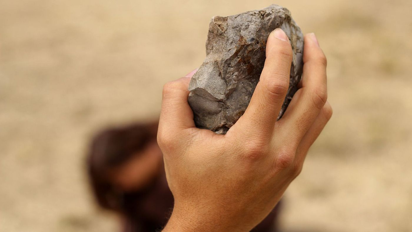 követ hajító kéz