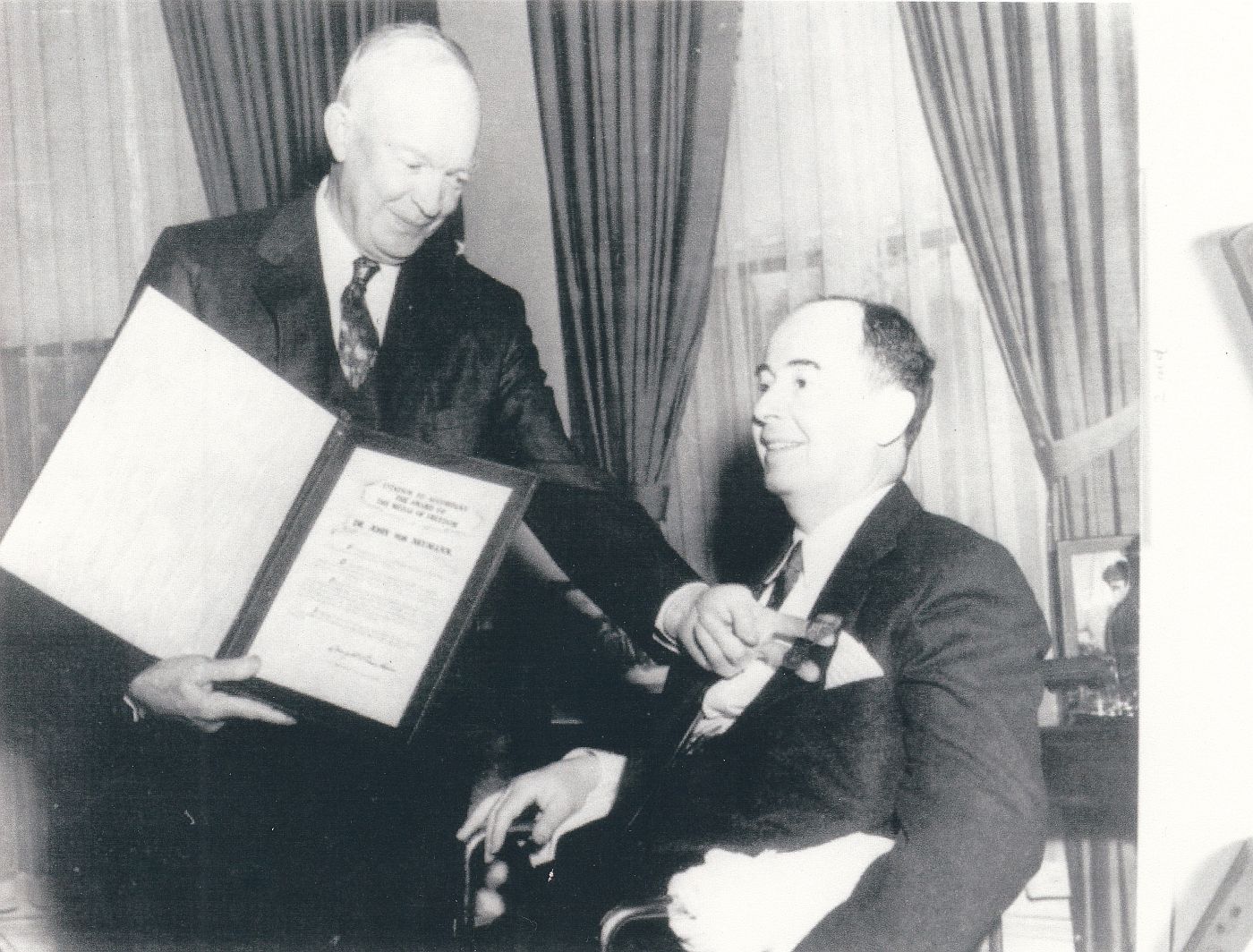 Eisenhower atadja Neumann Janosnak az elnoki Szabadsag Emlekermet a Feher Hazban forras Budapest Fasori Evangelikus Gimnazium archivuma n120njszt