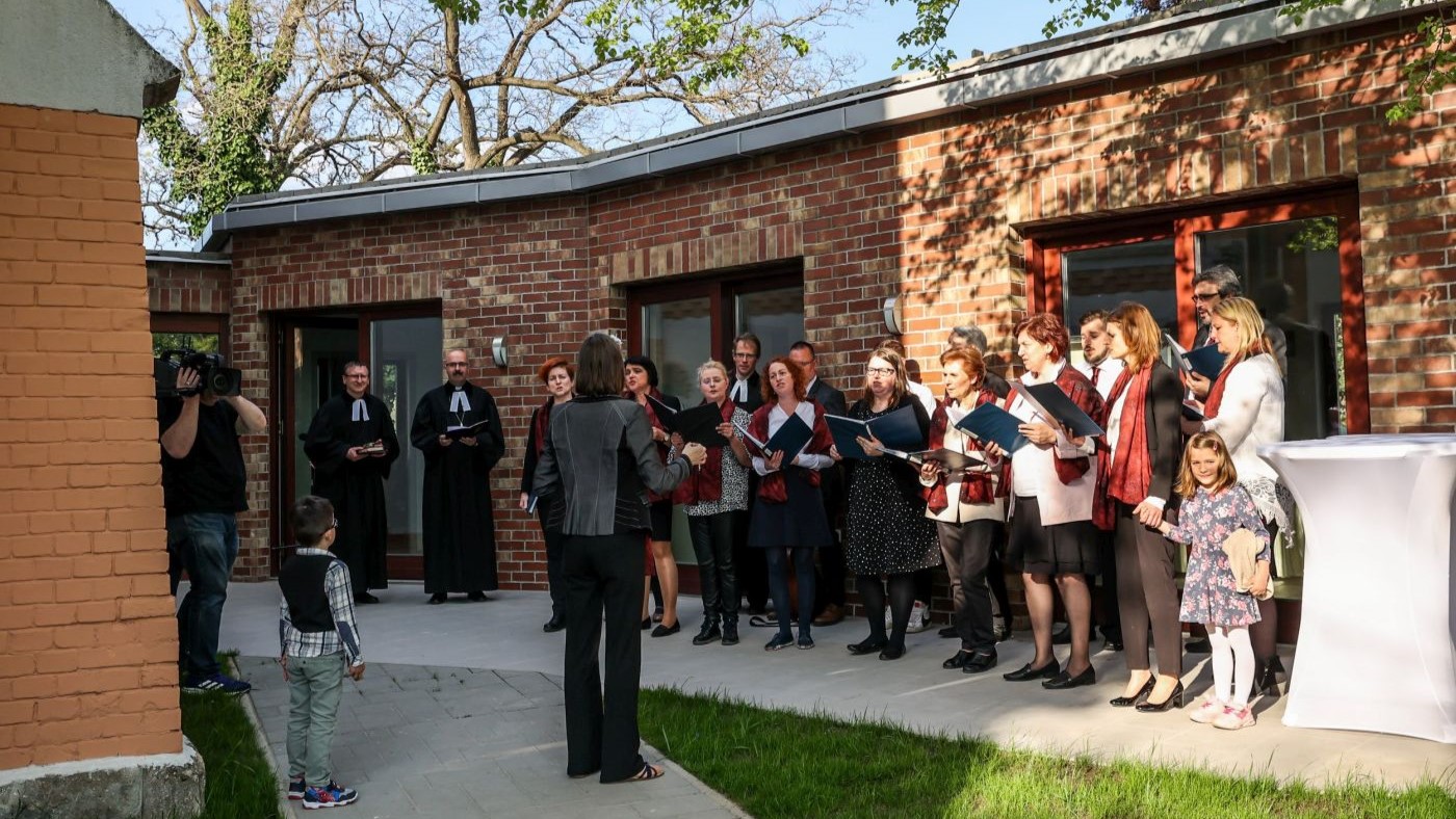 a pestújhely-újpesti evangélikus gyülekezet énekkara az j gyülekezeti ház előtt