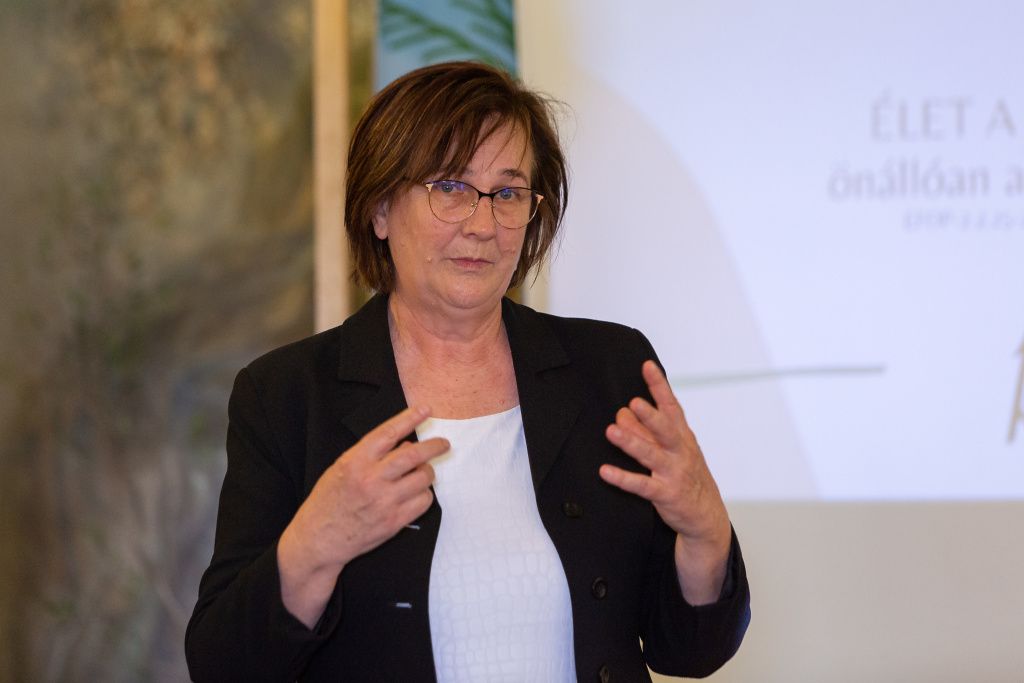 Sipos Ilona Nyíregyházán, az Élim Evangélikus Szeretetotthonban projektnyitóján