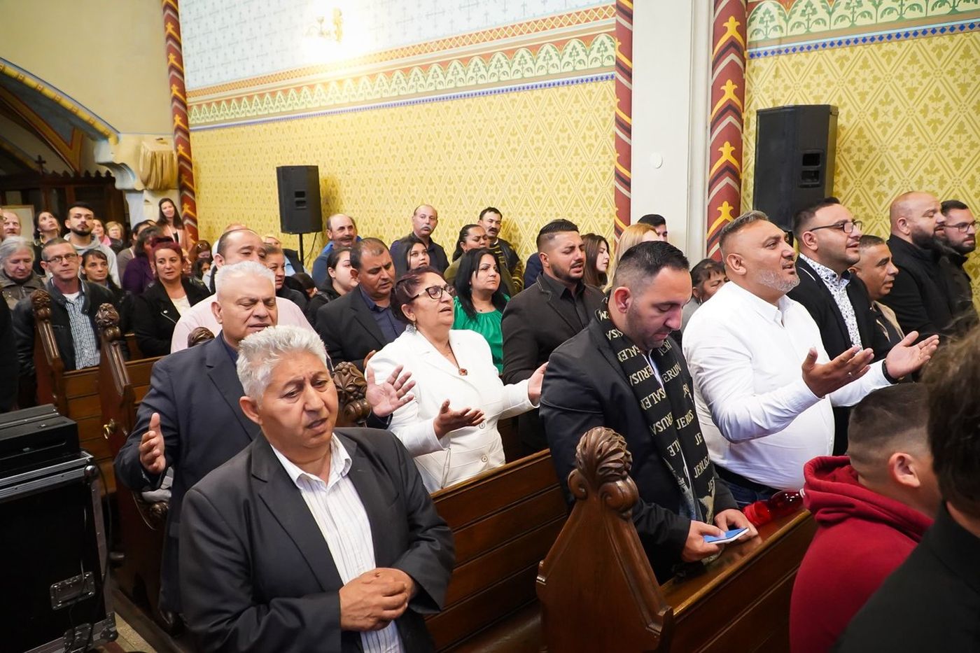 éneklés a protestáns cigánymissziós konferencián a fasori evangélikus templomban
