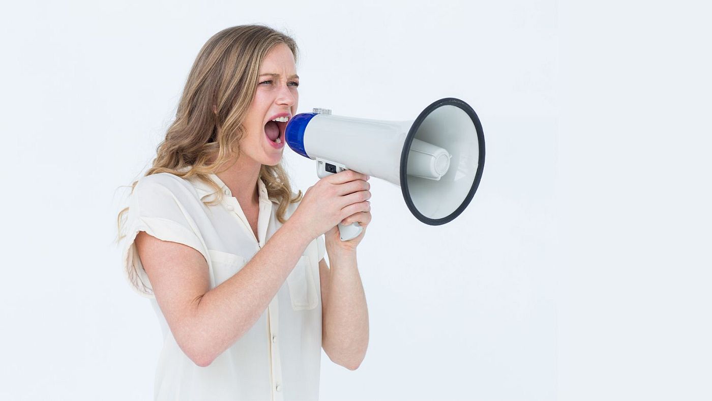nő hangosbeszélővel kiált