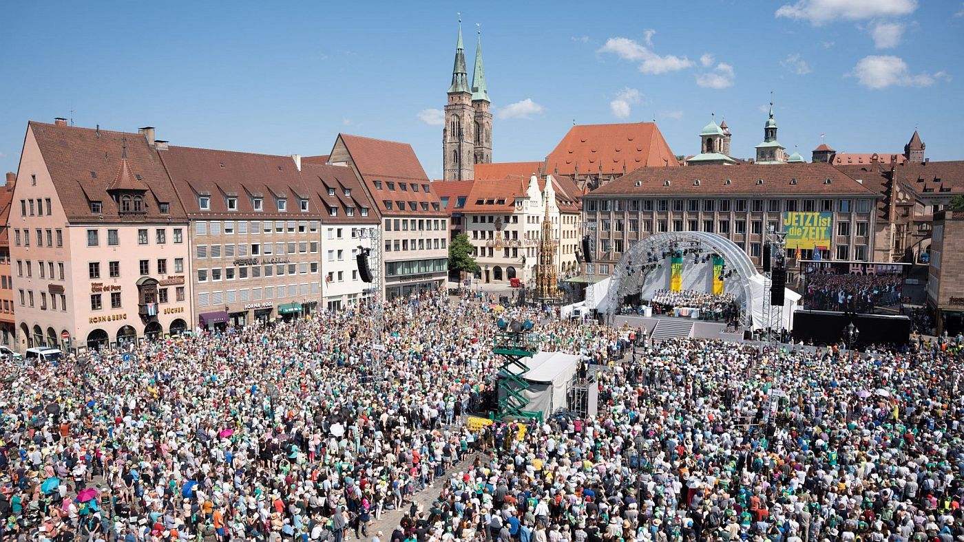 38. Kirchentag záró istentisztelete Nürnberg főterén