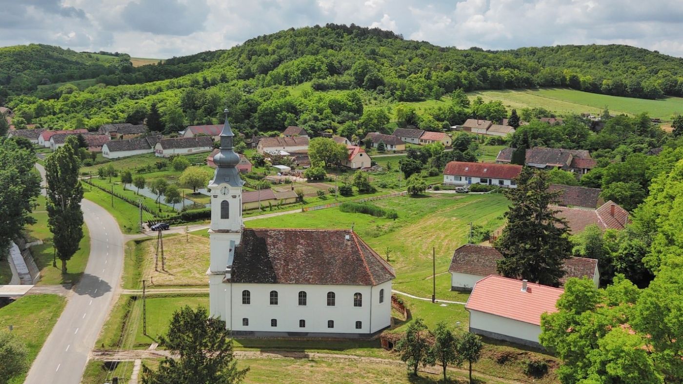 Varsád, felújított evangélikus templom