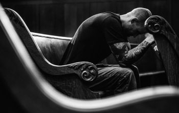 bűbocsánatért könyörgő férfi