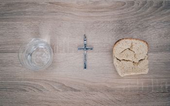 Böjt - fotó: Kamil Szumotalski / Unsplash.com