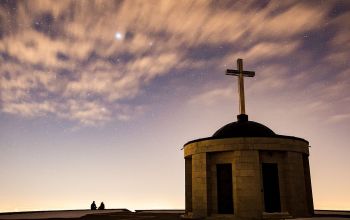nyári estén két ember egy templom mellett