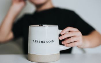 optimista felirat egy bögrén: lásd a jót