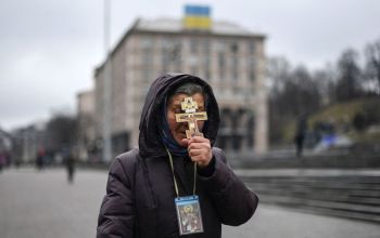 Imádkozó nő Ukrajnában - fotó: Daniel Leal AFP via Getty Images