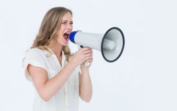 nő hangosbeszélővel kiált