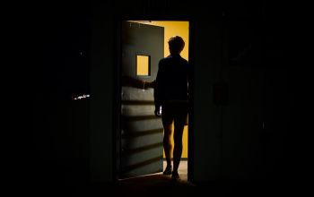 ajtó küszöb nyílás ember áll