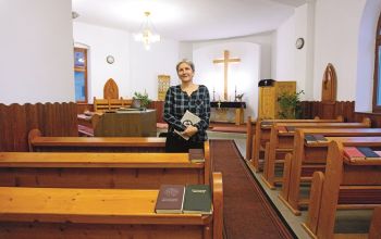 Papp Noémi lelkész a marosvásárhelyi evangélikus templomban