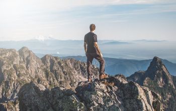 ember áll a kősziklán