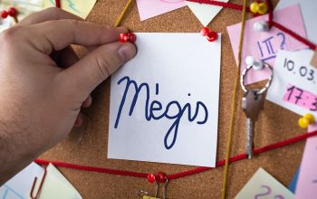 mégis feliratú papír egy üzenőtáblán