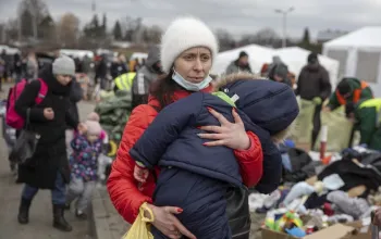 menekülő édesanya gyermekével - fotó: Visar Kryeziu/AP